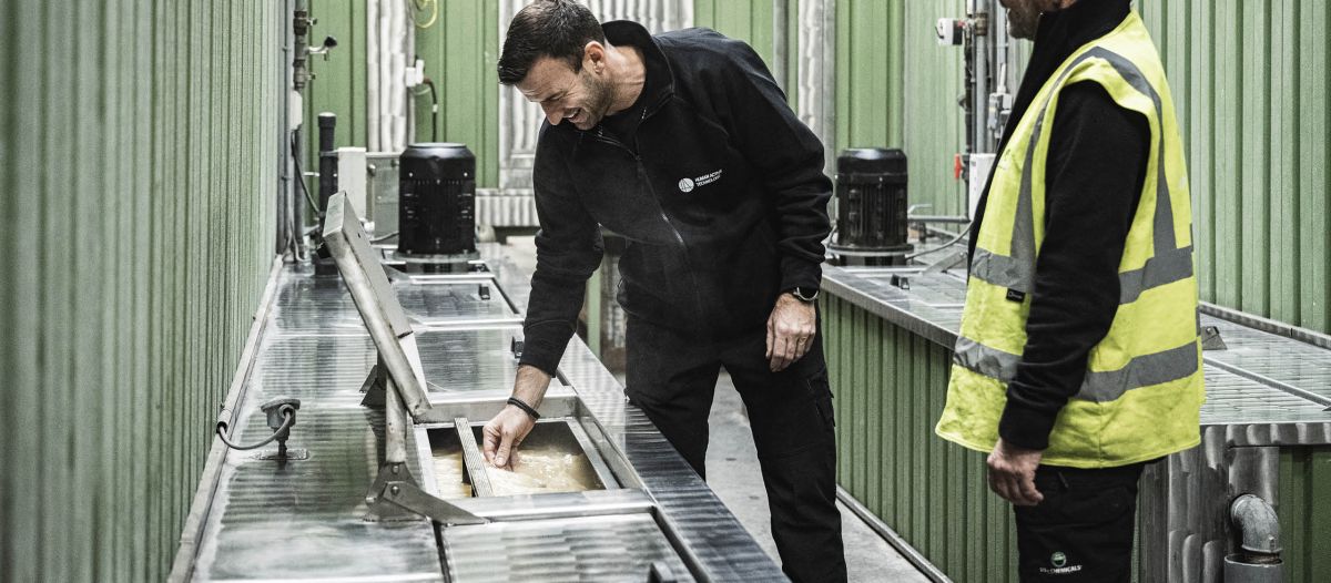 Cleaning machine open showing a bath with DST-DEGREEZ